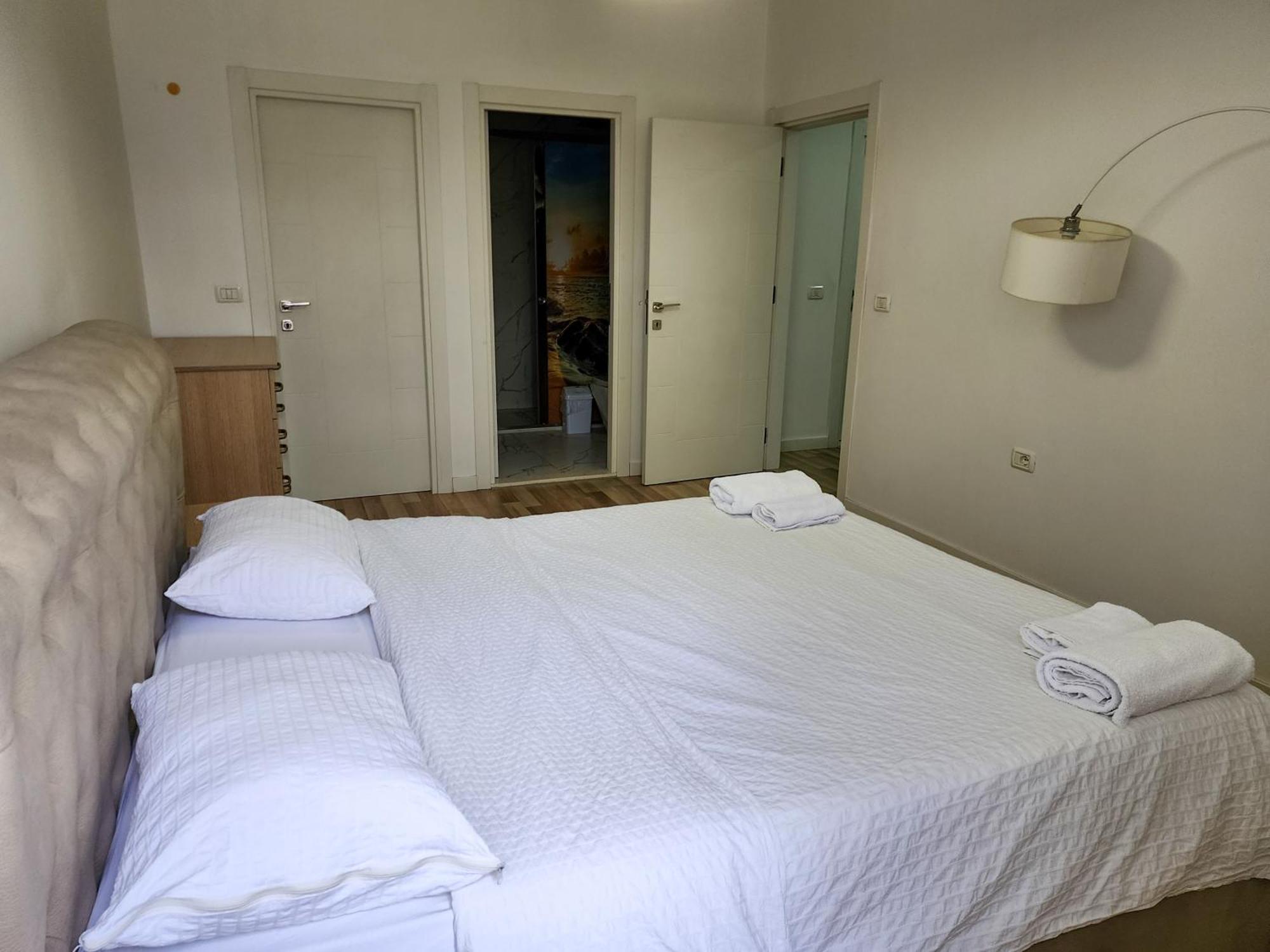 2E Apartment Myslym Shyri Tirana Eksteriør billede
